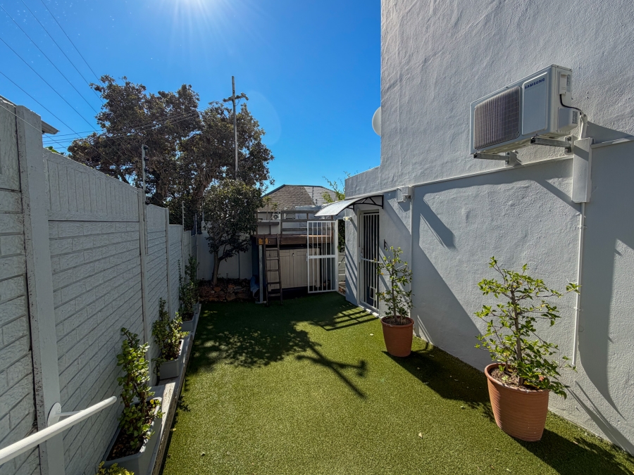 3 Bedroom Property for Sale in Vredehoek Western Cape
